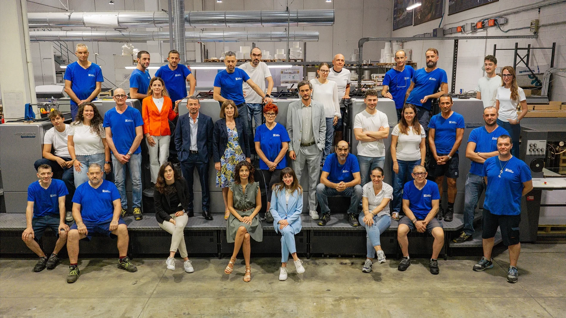 Tutta la squadra di Grafiche Amadeo davanti alla Speedmaster
